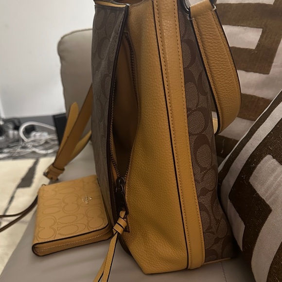 Coach Tan and Brown Signature Shoulder Bag/Crossbody with matching wallet - Picture 2 of 14
